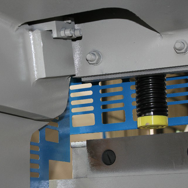 מכונת חיתוך גיליוטינה הידראולית 12 מ"מ 3200 מ"מ Cnc מכונת חיתוך גיליונות פלדה