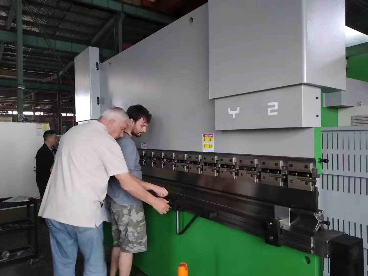 מכונת כיפוף צלחת פלדה מתכת 63 טון Cnc בלם לחץ הידראולי לעבודות מתכת