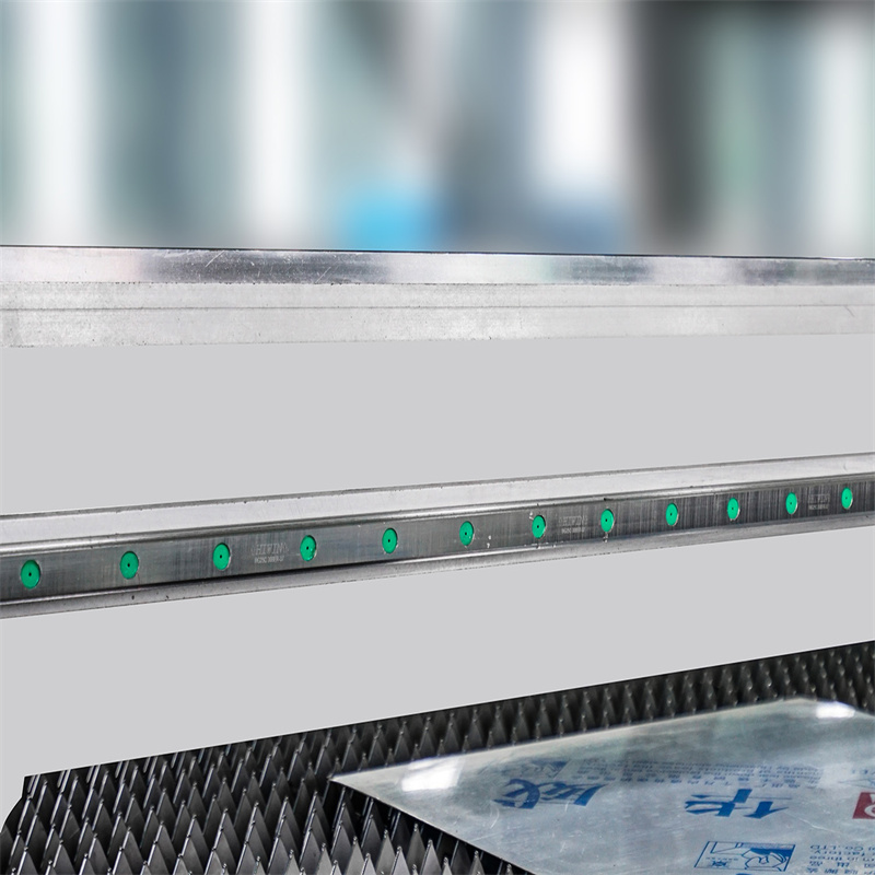 סין ברזל מכונת חיתוך לייזר מחיר 4000W גיליון מתכת סיבי לייזר מכונת חיתוך