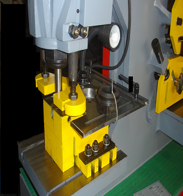 צלחת פלדה זווית חיתוך ניקוב מכונת חריצים הידראולית עובד ברזל למכירה
